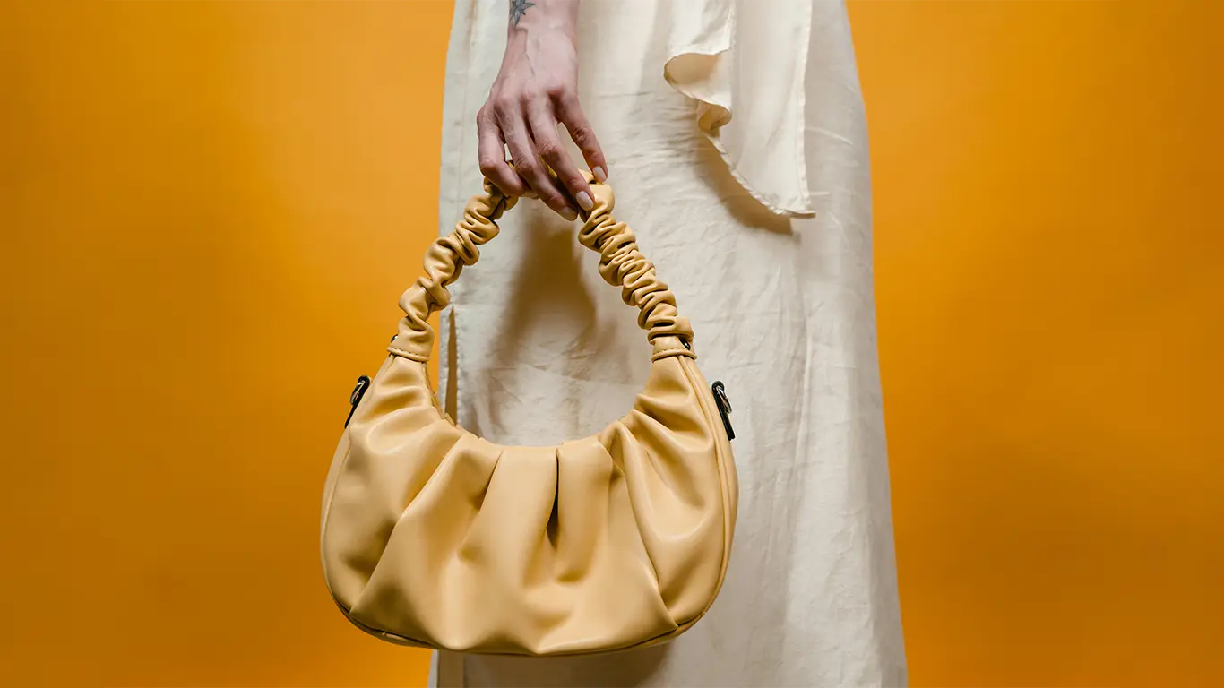 The fashionable Cloud Hand Bag: Softness in Hand